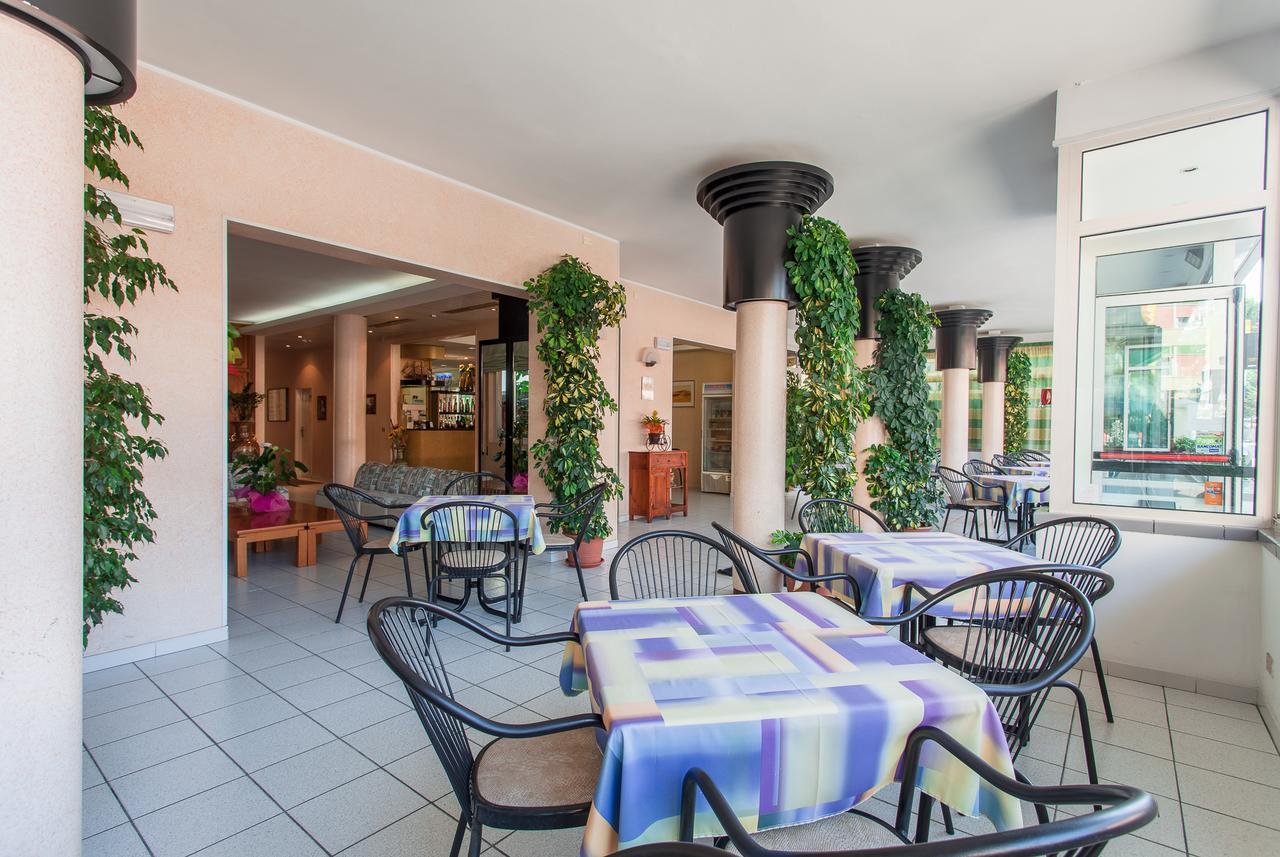 Hotel Benvenuti Гаттео-а-Маре Экстерьер фото