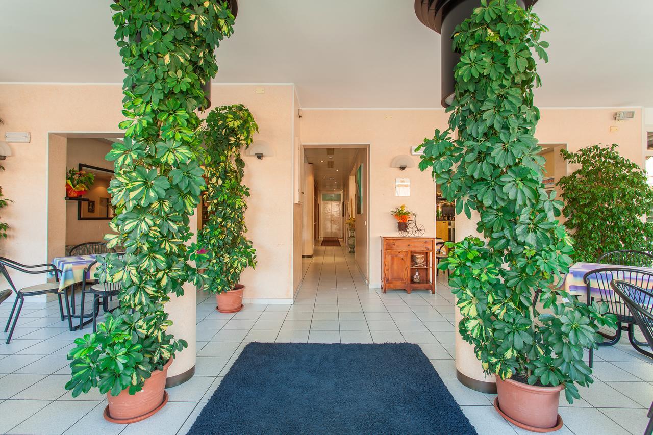 Hotel Benvenuti Гаттео-а-Маре Экстерьер фото